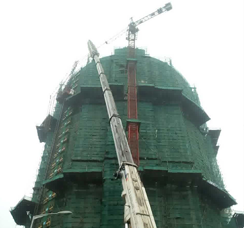 延庆吊车在工地上作业